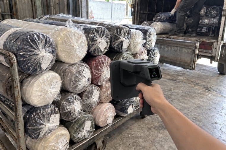 Hình minh hoạ: quét xe đẩy chở cuộn vải trước khi chất lên xe tải